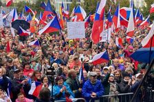 V centru Prahy se sešly desítky tisíc lidí na demonstraci proti vládě