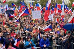 V centru Prahy se sešly desítky tisíc lidí na demonstraci proti vládě