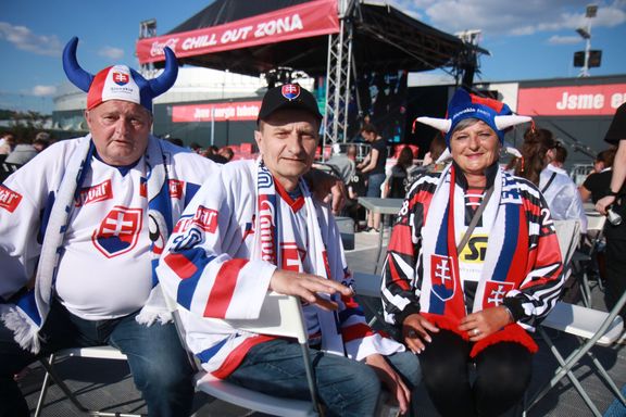 Tato trojice slovenských fanoušků, která sledovala hokej na terase obchodního centra, si přeje finále Slovensko - Česko.