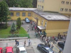 Před volební místností v budově ZŠ Jeseniova na pražském Žižkově čekala řada nedočkavých voličů.