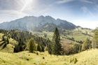 Když jedete z Mnichova na Innsbruck a vjedete do Rakouska, okolo dálnice A12 leží za hranicemi rozlohou menší horské celky. Vápencový masiv Kaisergebirge je rozdělený na dva hřebeny: Zahmer Kaiser na severu a Wilder Kaiser ležící souběžně na jihu.