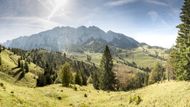 Když jedete z Mnichova na Innsbruck a vjedete do Rakouska, okolo dálnice A12 leží za hranicemi rozlohou menší horské celky. Vápencový masiv Kaisergebirge je rozdělený na dva hřebeny: Zahmer Kaiser na severu a Wilder Kaiser ležící souběžně na jihu.