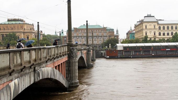 Praha, pondělí ráno: Rodiče kromě velké vody řešili, zda se koná škola, či nikoliv.