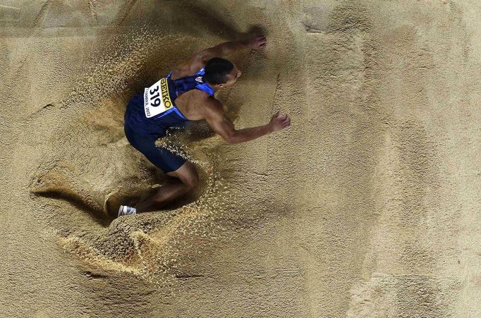 Ashton Eaton při skoku do dálky