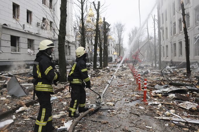 Hasiči zasahují při požáru. Záběr škody vzniklé ruským ostřelováním Charkova na Ukrajině.