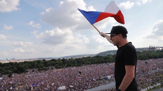 Demonstrace na pražské Letné.