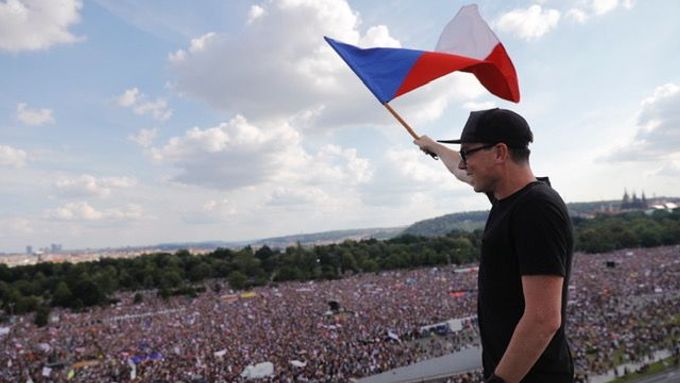 Fascinující: více než 250 tisíc lidí pokojně protestovalo v Praze na Letné. Ve vedru.