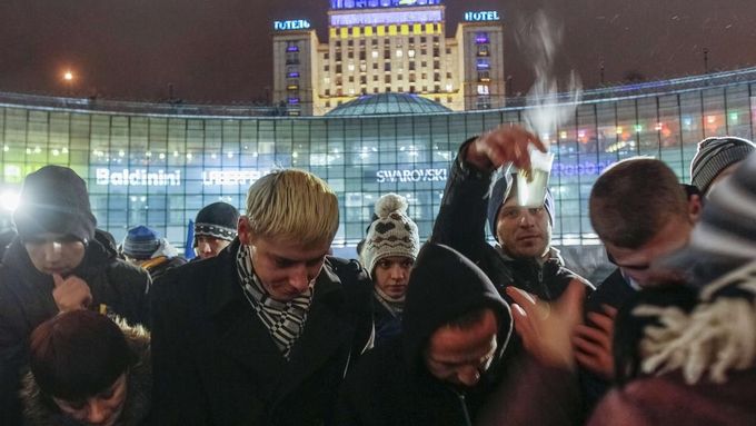 Lidé pijí teplý čaj na protestním shromáždění na Náměstí nezávislosti v Kyjevě.