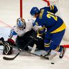 Hokej, MS 2013, Švédsko - Finsko: Loui Eriksson (vpravo) - Lasse Kukkonen (5) a Antti Raanta