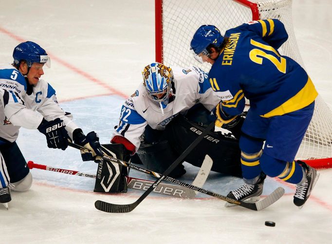 Hokej, MS 2013, Švédsko - Finsko: Loui Eriksson (vpravo) - Lasse Kukkonen (5) a Antti Raanta