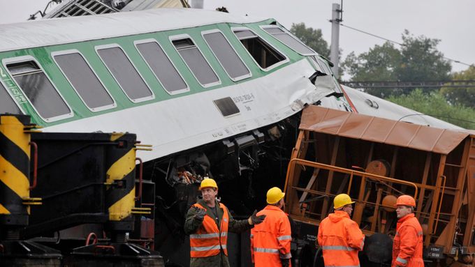 Neštěstí se stalo 8. srpna 2008. Na trať ve Studénce spadl opravovaný silniční most a do jeho trosek pak narazil mezinárodní rychlík.