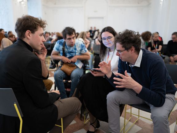 Sociální pracovník Peter Lengyel (Inklucentrum, EDUSMILE) během diskuzního workshopu.