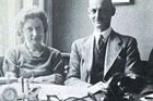 12. 1. - Miep Giesová, poslední známá Anny Frankové - 
V Nizozemsku zemřela Miep Giesová. Žena, která se pokoušela zachránit rodinu Anne Frankové. A zachránila alespoň Annin deník. 
Jak uvádí německý týdeník Spiegel, Giesová zemřela měsíc před tím, než završila 101. narozeniny. 
Giesová se během druhé světové války starala o židovskou rodinu, která se ukrývala v jednom z amsterdamských domů. Ačkoli tím riskovala vlastní život, donášela ukryté rodině potraviny a knihy. 
Na snímku je Hermine (Miep) Gies-Santrouschitzová v kanceláři s Otto Frankem. 
 Připomeňte si tuto osobnost ve článku zde .