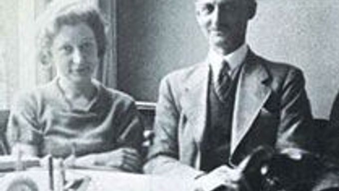 Hermine (Miep) Gies-Santrouschitzová se narodila ve Vídni roku 1909. Na snímku je v kanceláři s Otto Frankem.