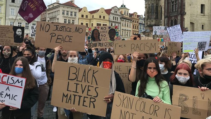 Tisíce lidí po celé Evropě protestovaly proti rasismu, přidali se i lidé v Praze