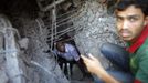 Rescue workers try to rescue trapped garment workers in the Rana Plaza building which collapsed, in Savar, 30 km (19 miles) outside Dhaka April 24, 2013. A block housing garment factories and shops collapsed in Bangladesh on Wednesday, killing nearly 100 people and injuring more than a thousand, officials said.REUTERS/Andrew Biraj (BANGLADESH - Tags: DISASTER BUSINESS) Published: Dub. 24, 2013, 3:45 odp.