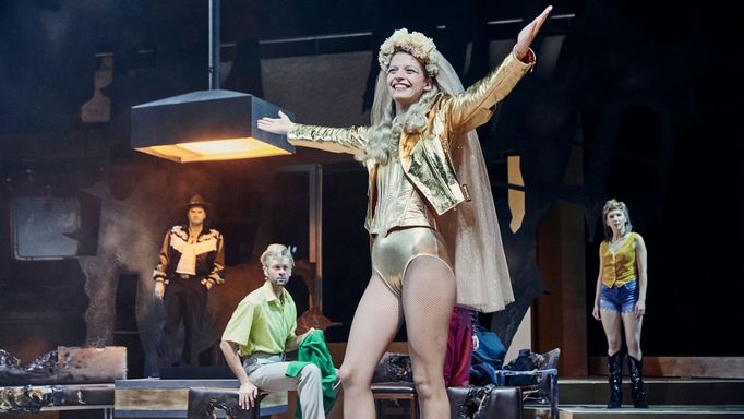 Simona Lewandowská jako Astra, v pozadí Šimon Krupa coby Daniel, Radúz Mácha jako Tom a Jindřiška Dudziaková v roli Suzanne.