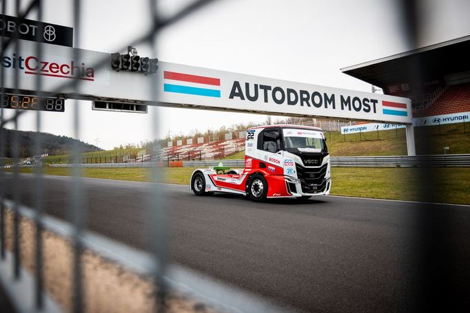 Dakarský vítěz Martin Macík mladší při premiéře na okruhu v Mostě