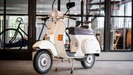 Pozornost by měla vzbudit také nikdy nejetá Vespa PK 50 S z roku 1985. Původní majitelka si ji v Itálii objednala, dokonce chtěla i sportovní úpravy, ale nikdy nepřevzala. Nakonec se nejetý skútr dostal do Česka do sbírky konceptuálního umělce George Hladika.