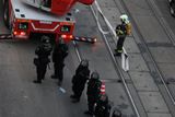 Ulice Na Slupi byla po ránu v obležení hasičů a těžkooděnců.