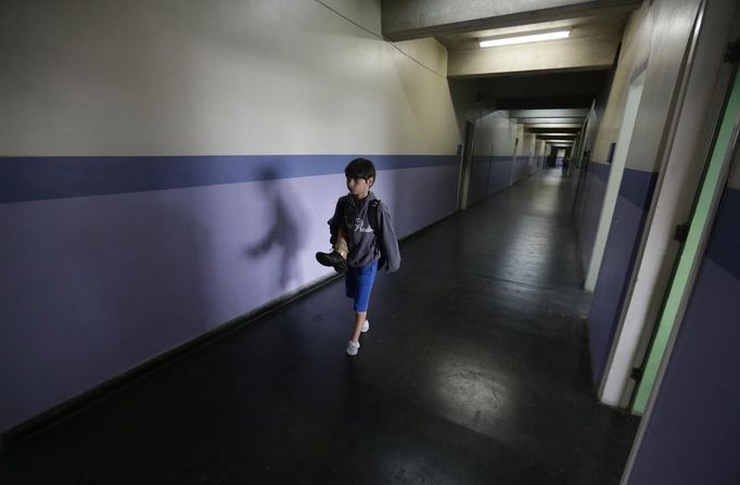 Gabriel Muniz, 11, walks to class at his school in Campos dos Goytacazes, 274 kilometres (170 miles) northeast of Rio de Janeiro August 23, 2012. Despite being born with malformation of his feet, fourth grader Gabriel puts in hours into soccer everyday in his neighbourhood. He aspires to be a professional soccer player just like his idol Argentina's Lionel Messi of Barcelona FC. REUTERS/Ricardo Moraes (BRAZIL - Tags: SPORT SOCCER SOCIETY TPX IMAGES OF THE DAY) Published: Srp. 24, 2012, 2:25 dop.