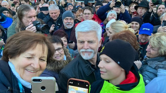 Prezidentský kandidát Petr Pavel vyrazil po prvním kole voleb nejdříve ze všeho do Ústí nad Labem, kde byl překvapeným množstvím lidí, kteří přišli.