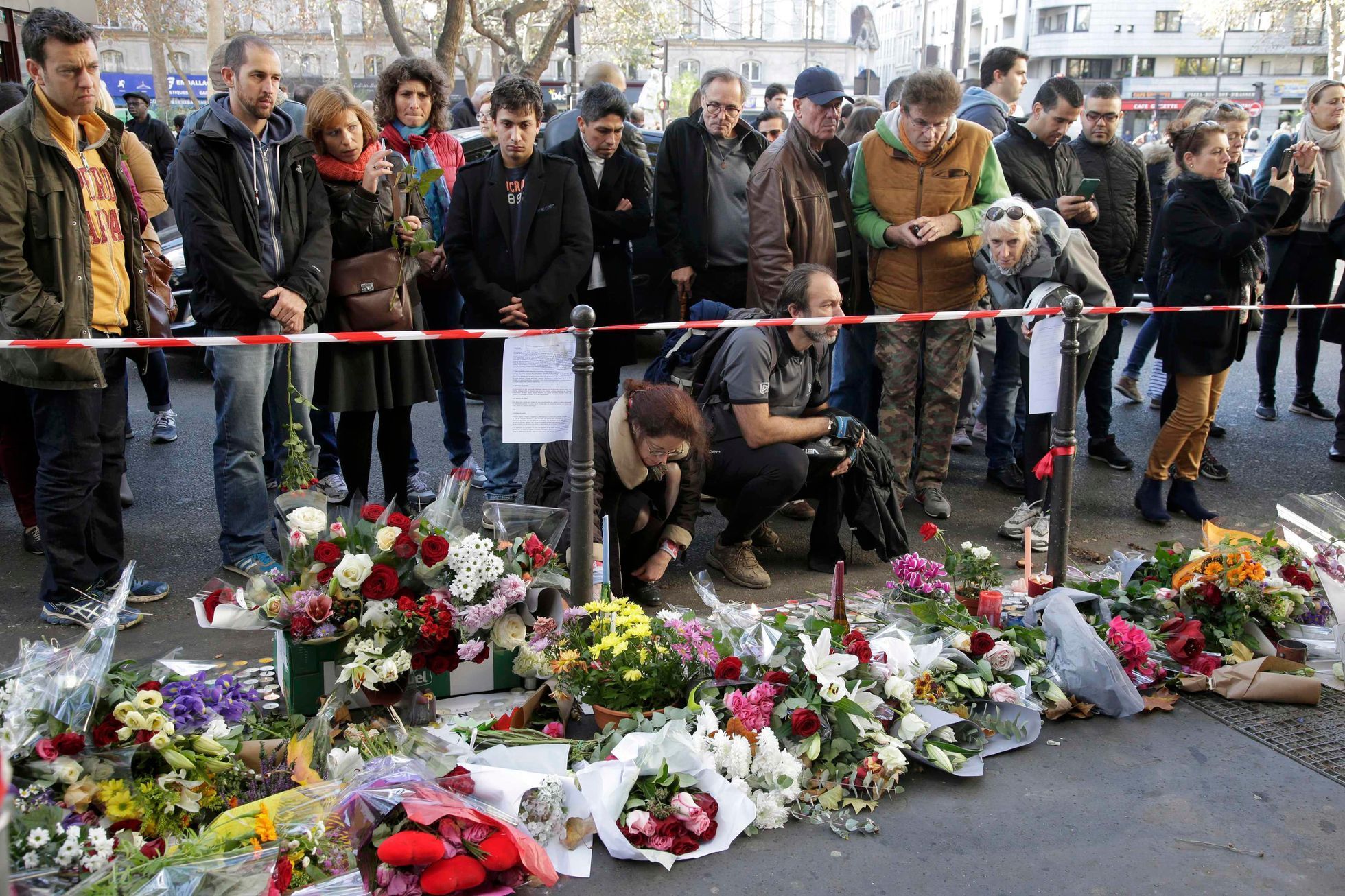 Svět si připomíná oběti v Paříži