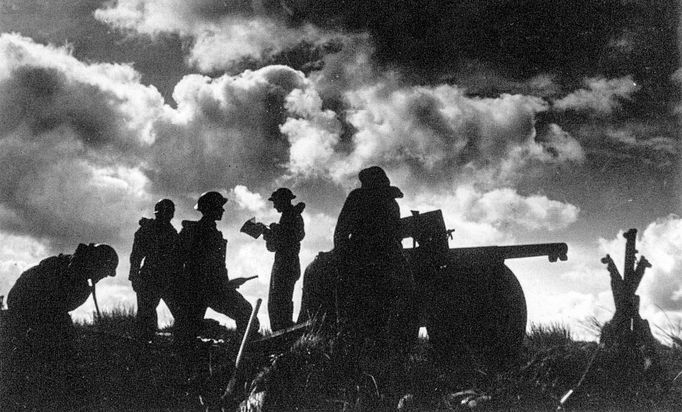 Ukázky fotografií z knihy "Kříže a hvězdy od Dunkerque" připomínající účast československých vojáků při obléhání Dunkirku v roce 1944.