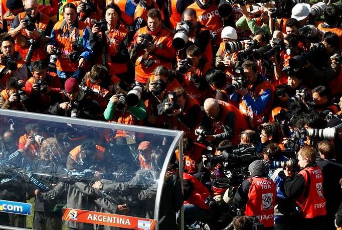 Tlačící se fotografové před argentinskou lavičkou