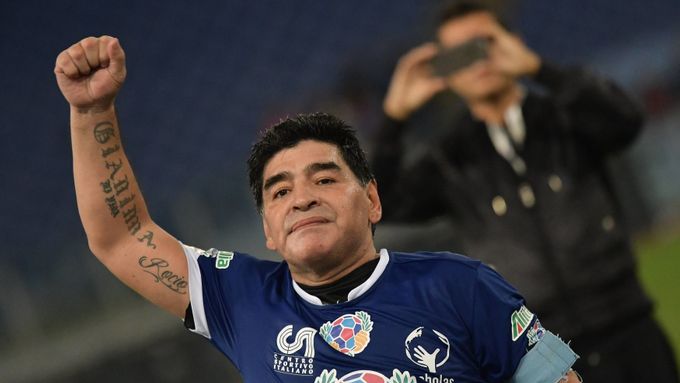 Diego Maradona na exhibičním utkání.