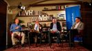 Šéfredaktor Aktuálně.cz Matyáš Zrno, europoslanec Alexandr Vondra, bývalý guvernér ČNB Miroslav Singer, analytik Hospodářských novin Martin Ehl