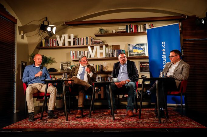Šéfredaktor Aktuálně.cz Matyáš Zrno, europoslanec Alexandr Vondra, bývalý guvernér ČNB Miroslav Singer, analytik Hospodářských novin Martin Ehl