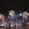 Novoroční ohňostroj nad hongkongským přístavem.