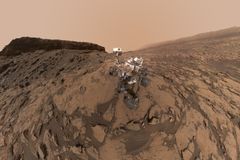 Vozítko Curiosity jen stálo na Marsu a fotilo. Vytvořilo dosud nejdokonalejší snímek