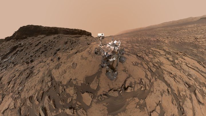 Vozítko Curiosity jen stálo na Marsu a fotilo. Vytvořilo dosud nejdokonalejší snímek