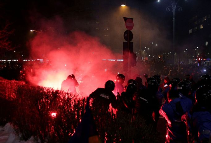 V rumunské metropoli Bukurešť protestují desetitisíce lidí proti kroku levicové vlády, která se rozhodla omilostnit stovky vězňů.