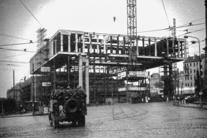 Výstavba budovy někdejší budovy Federální shromáždění v Praze na fotografii. Fotografie z roku 1968, která byla pořízená během okupace Československa vojsky SSSR.