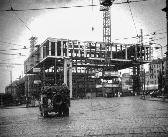 Výstavba budovy někdejší budovy Federální shromáždění v Praze na fotografii. Fotografie z roku 1968, která byla pořízená během okupace Československa vojsky SSSR.