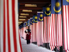 Malajsie je podle ústavy multietnickým sekulárním státem. Státní moc ale nepokrytě straní muslimům malajské národnosti