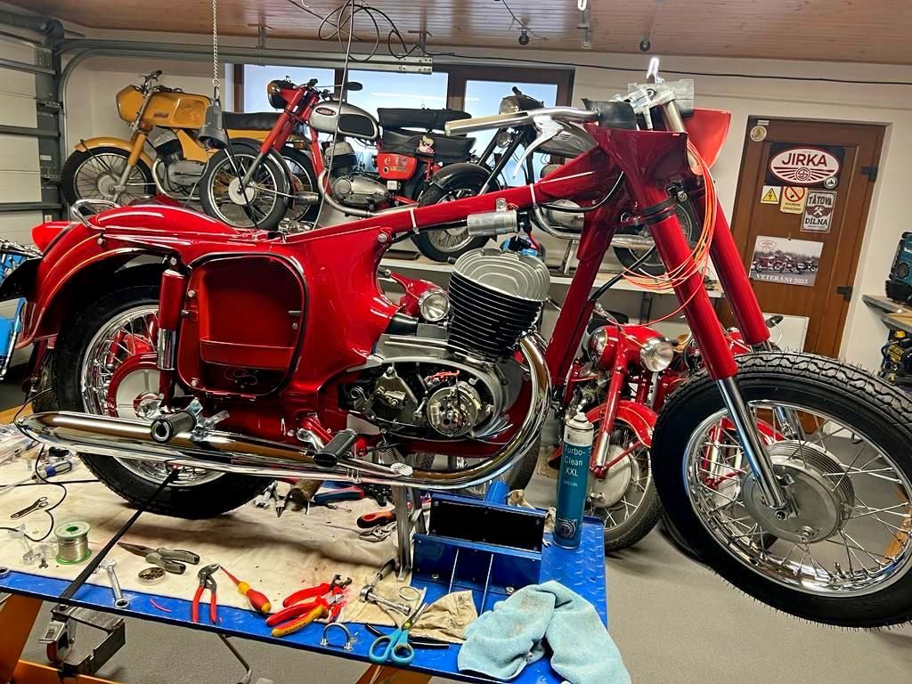 Renovujeme Jawu, druhý díl o skládání motorky