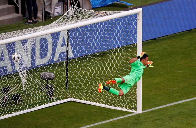 Překonaný  Keylor Navas  v zápase Kostarika - Srbsko na MS 2018