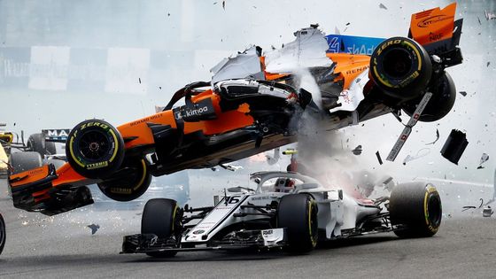 Leotšník ročník formuel 1 přinels řadu emocí i dramatických situaci. Připomeňte si ho v našem výběru těch nejlepších snímků.