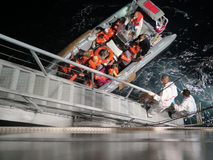 Loď italského námořnictva Virginio Fasan pátrala mezi ostrovem Lampedusa a břehy Tuniska a Libye po uprchlících. V srpnu 2014 jich zachránila více než 1000 migrantů.