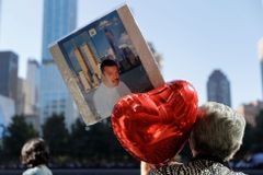 Jména obětí, údery zvonu a mlčenlivý Biden. Američané si připomínají 20 let od útoků