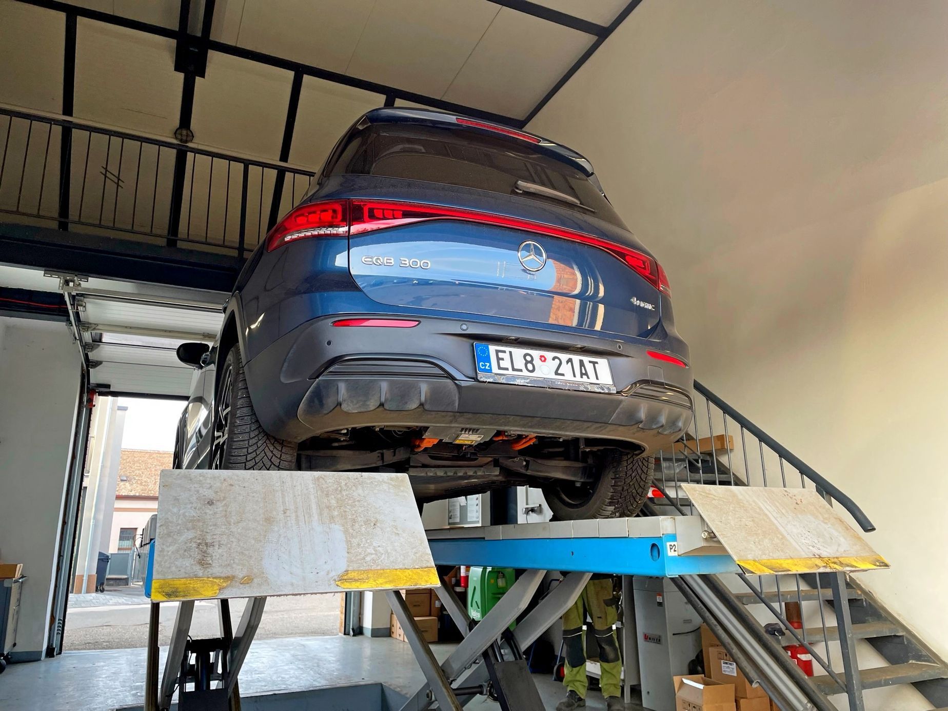 Mercedes-Benz EQB, elektromobil, servis, zvedák, autoservis, oprava, kontrola auta