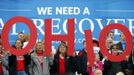 Supporters spell out "OHIO" at a campaign rally with Republican presidential candidate and former Massachusetts Governor Mitt Romney and vice-presidential candidate U.S. Congressman Paul Ryan (R-WI) in Dayton, Ohio September 25, 2012. REUTERS/Brian Snyder (UNITED STATES - Tags: POLITICS ELECTIONS USA PRESIDENTIAL ELECTION) Published: Zář. 25, 2012, 9:20 odp.