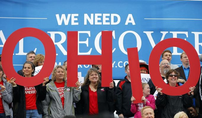 Supporters spell out "OHIO" at a campaign rally with Republican presidential candidate and former Massachusetts Governor Mitt Romney and vice-presidential candidate U.S. Congressman Paul Ryan (R-WI) in Dayton, Ohio September 25, 2012. REUTERS/Brian Snyder (UNITED STATES - Tags: POLITICS ELECTIONS USA PRESIDENTIAL ELECTION) Published: Zář. 25, 2012, 9:20 odp.