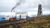 Lidé na cestě k tepelné elektrárně v osadě Barentsburg na norském souostroví Svalbard (Špicberky).