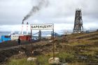 Lidé na cestě k tepelné elektrárně v osadě Barentsburg na norském souostroví Svalbard (Špicberky).