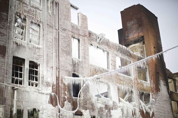 The ruins of a warehouse that started burning on Tuesday night is seen in Chicago January 24, 2013. Fire department officials said it is the biggest fire the department has had to battle in years and one-third of all Chicago firefighters were on the scene at one point or another trying to put out the flames. REUTERS/John Gress (UNITED STATES - Tags: DISASTER ENVIRONMENT) Published: Led. 24, 2013, 10:02 odp.